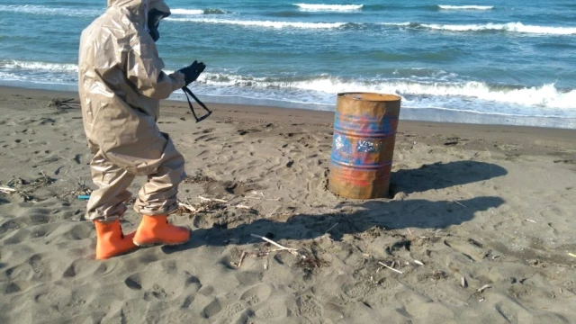 Ordu'nun Perşembe İlçesinde, İki Esrarengiz Varil Sahile Vurdu
