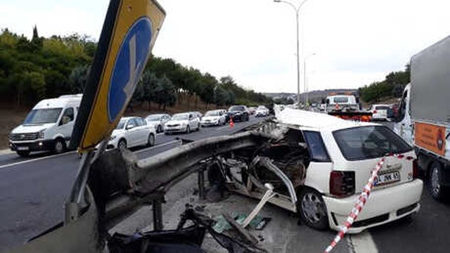 TEM'de Bariyerlere Ok Gibi Saplanan Otomobildeki Sürücü, Feci Şekilde Can Verdi