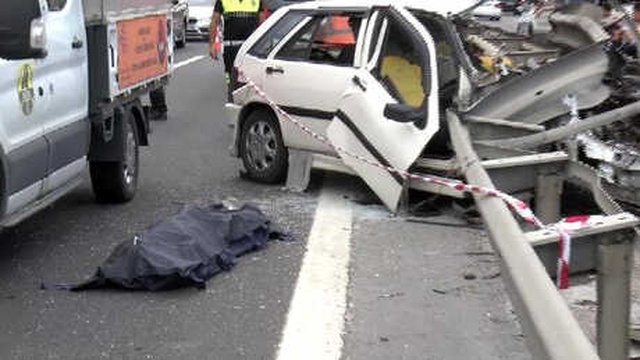 TEM'de Bariyerlere Ok Gibi Saplanan Otomobildeki Sürücü, Feci Şekilde Can Verdi
