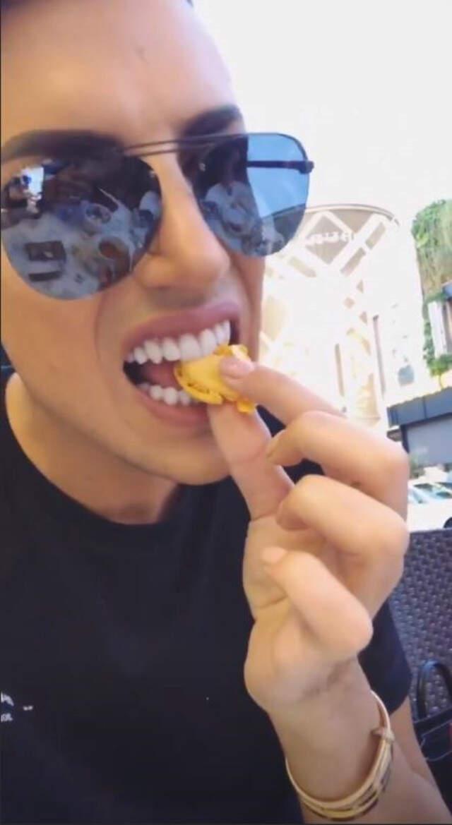 Ünlü Fenomen Kerimcan Durmaz, Kafedeki <a class='keyword-sd' href='/makaron/' title='Makaron'>Makaron</a> ve <a class='keyword-sd' href='/cay/' title='Çay'>Çay</a> Fiyatlarına İsyan Etti!