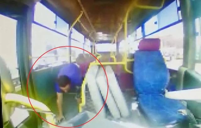 Halk Otobüslerine Yılan Gibi Kıvrılarak Giren Hırsızlar, Kameralara Yakalandı