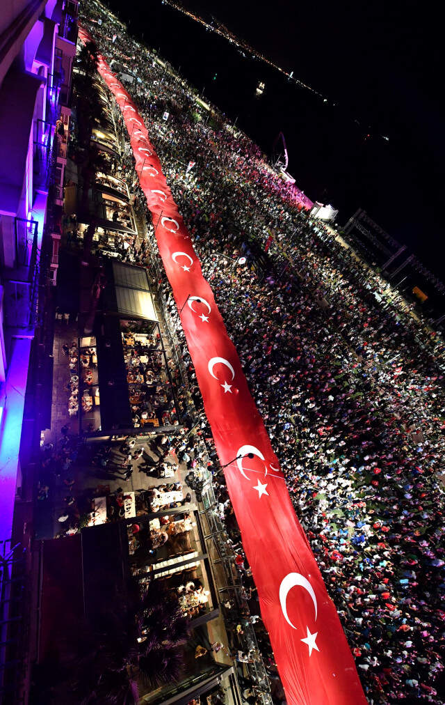 İzmir'de 9 Eylül'e Coşkulu Kutlama İzmir'de 9 Eylül'e Coşkulu Kutlama