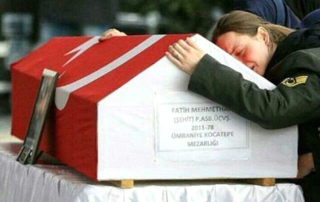 Afrin Şehidinin Eşi, Düğün Fotoğraflarının Aynısını Tekrardan, Tek Başına Çektirdi