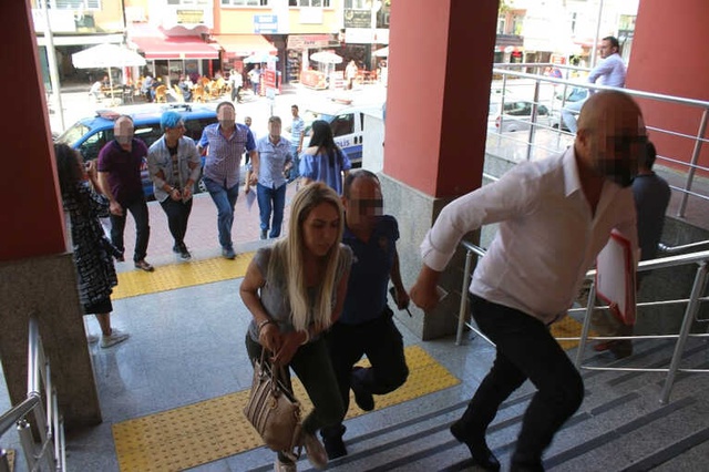 Mahallelinin İhbarı Üzerine Baskın Düzenlenen Evde Fuhuş Yapan 2 Travesti Gözaltına Alındı