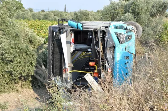 Manisa'da Özel Halk Otobüsüyle Otomobilin Çarpışma Anı Güvenlik Kamerasına Yansıdı