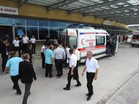 Oğlunu İntihardan Kurtaran Baba, Olay Yerine Geç Gelen Sağlık Ekiplerine Bıçakla Saldırdı