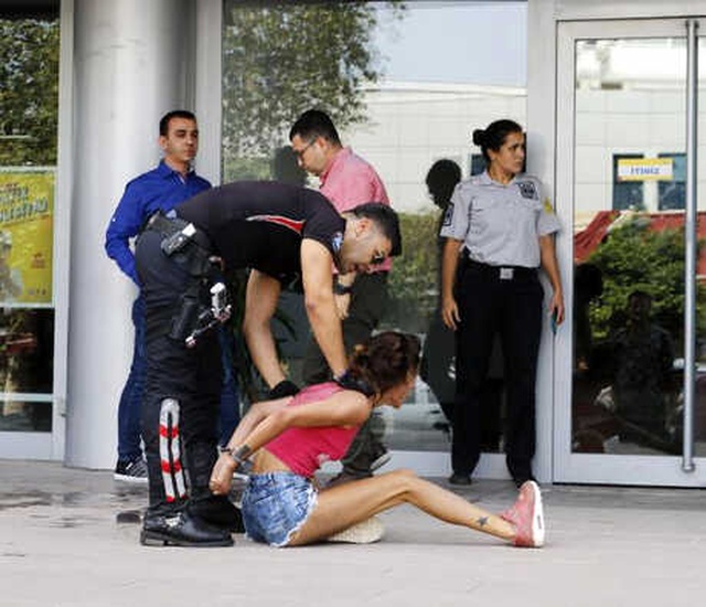 Antalya'da, ATM'ye Kartı Sıkıştığı İçin Sinir Krizi Geçiren Genç Kız, Ters Kelepçe Takılarak Durduruldu