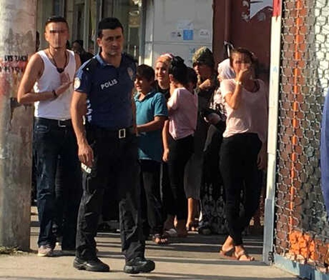 Adana'da Bıçakla Kendisine Zarar Veren Genci, Kız Arkadaşı Ağlayarak İkna Etti