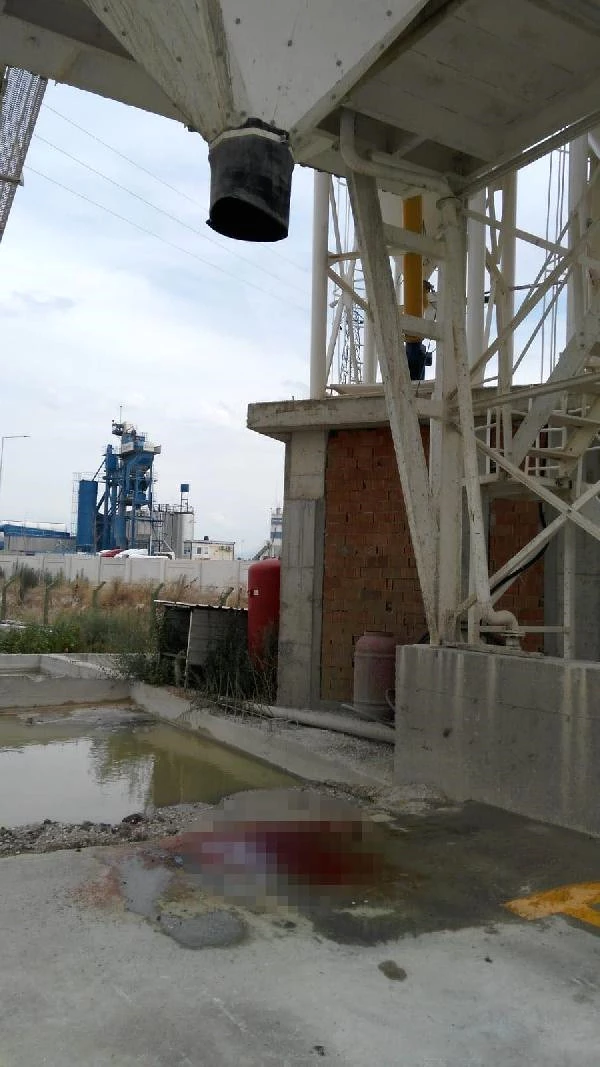 İzmir'de Genç İşçi, Temizlemek İçin İçine Girdiği Beton Makinesinin Aniden Çalışması Üzerine Hayatını Kaybetti