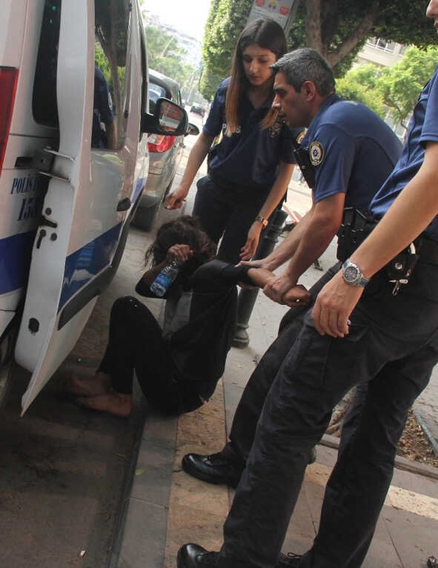 Adana'da Uyuşturucu Aldığı Öne Sürülen Genç Kız, Ortalığı Birbirine Kattı