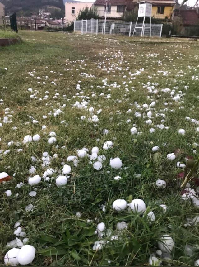 Kastamonu'da 20 Dakika Boyunca Yağan Ceviz Büyüklüğündeki Dolu, Arabayı Delik Deşik Etti