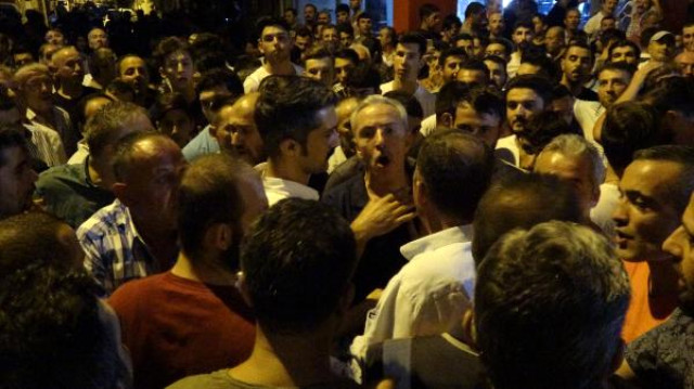 Bursa'da Yüzlerce Mahalleli, Kahvehane İşletmecisine Saldıran Suriyelilerin Ev ve Dükkanlarına Zarar Verdi