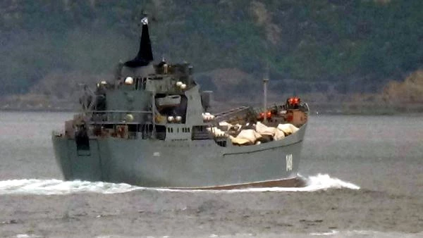 Çanakkale Boğazı'ndan Geçen Rus Savaş Gemisindeki Malzemeler Dikkat Çekti