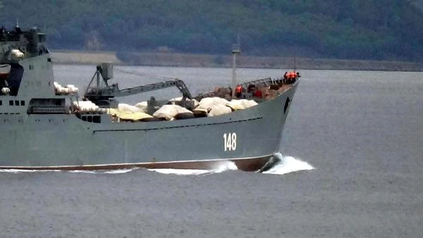 Çanakkale Boğazı'ndan Geçen Rus Savaş Gemisindeki Malzemeler Dikkat Çekti