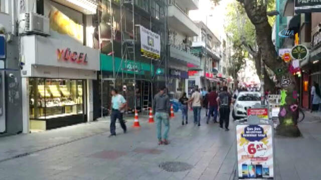 İstanbul'da Caddede Yürürken Üzerine Beton Parçası Düşen Kız Çocuğu, Ölümden Son Anda Kurtuldu İstanbul'da Caddede Yürürken Üzerine Beton Parçası Düşen Kız Çocuğu, Ölümden Son Anda Kurtuldu