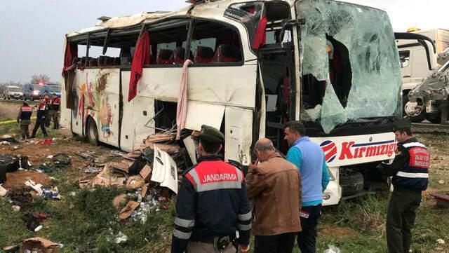 Kaçakları Taşıyan Otobüs Devrildi: 1 Ölü 40 Yaralı