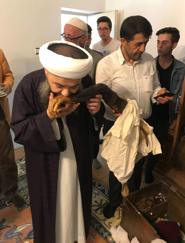 Cübbeli Ahmet'in Menzil Şeyhinin Protez Kolunu Öptüğü Fotoğraf, Sosyal Medyayı Salladı