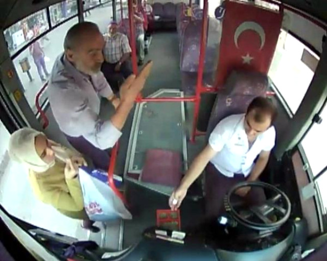 Erzincan'da Otobüs Şoförü, Kendisiyle Tartışırken <a class='keyword-sd' href='/kalp-krizi-2/' title='Kalp Krizi'>Kalp Krizi</a> Geçiren Yolcuyu Hastaneye Yetiştirdi
