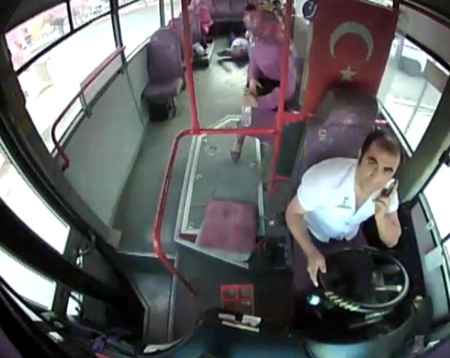 Erzincan'da Otobüs Şoförü, Kendisiyle Tartışırken Kalp Krizi Geçiren Yolcuyu Hastaneye Yetiştirdi
