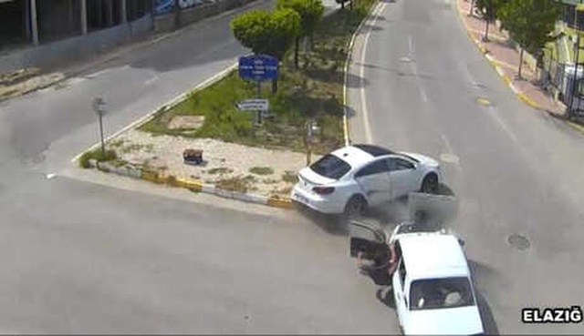 İki Otomobilin Çarpıştığı Kazada, Emniyet Kemeri Takmayan Sürücü Araçtan Fırladı