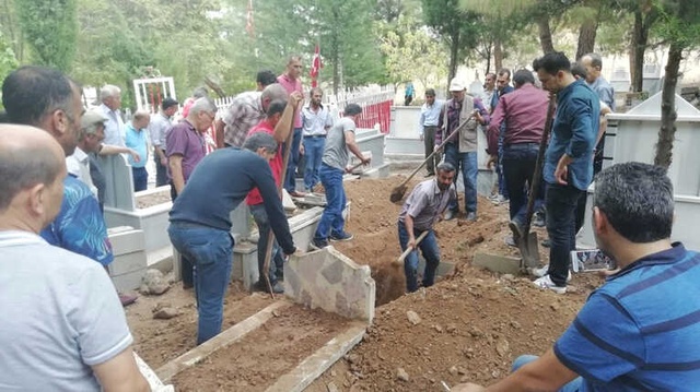 Hata Kurbanı Aile, Başkaları Tarafından Gömülen Cenazelerini Mezardan Çıkardı