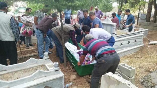Hata Kurbanı Aile, Başkaları Tarafından Gömülen Cenazelerini Mezardan Çıkardı