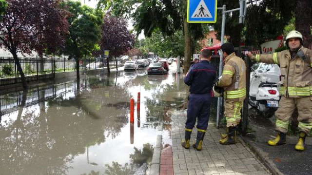 Sağanak Yağış Sonrası Beşiktaş'ı Su Bastı, Vatandaşlar Yolu Geçmek İçin Duvarlara Tırmandı
