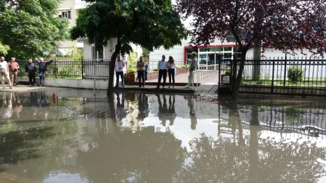 Sağanak Yağış Sonrası Beşiktaş'ı Su Bastı, Vatandaşlar Yolu Geçmek İçin Duvarlara Tırmandı