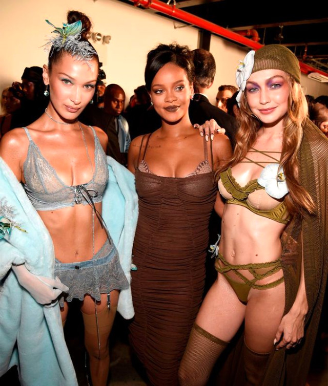 Ünlü Şarkıcı Rihanna, İç Çamaşır Defilesiyle Göz Kamaştırdı