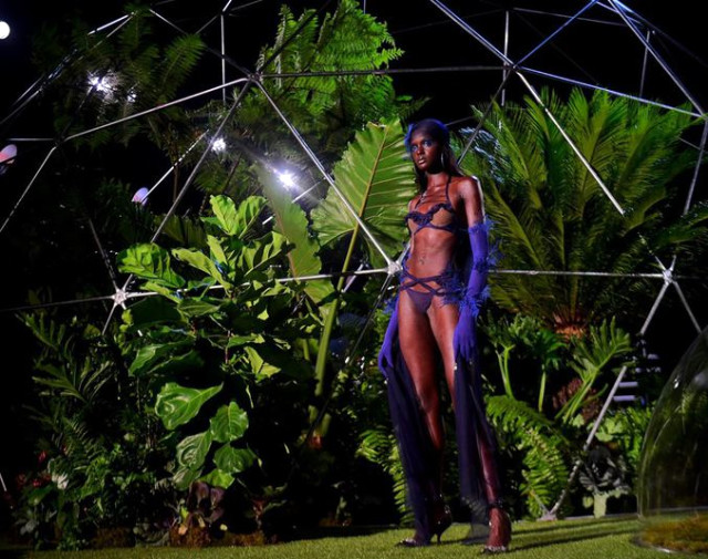 Ünlü Şarkıcı Rihanna, İç Çamaşır Defilesiyle Göz Kamaştırdı