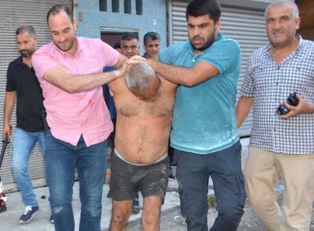 Sinir Krizi Geçirip Bıçakla Çatıya Çıkan Alkollü Yaşlı Adam, Ortalığı Birbirine Kattı