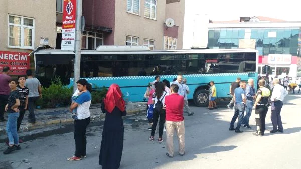 İstanbul'da Gaz Pedalı Takılı Kalan Halk Otobüsü, 5 Katlı Binaya Girdi: 5 Yaralı
