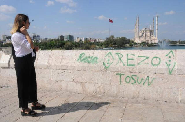 Adana'da, Dünyanın En Eski Köprüsüne 'Dilan Seni Seviyorum' Yazdılar