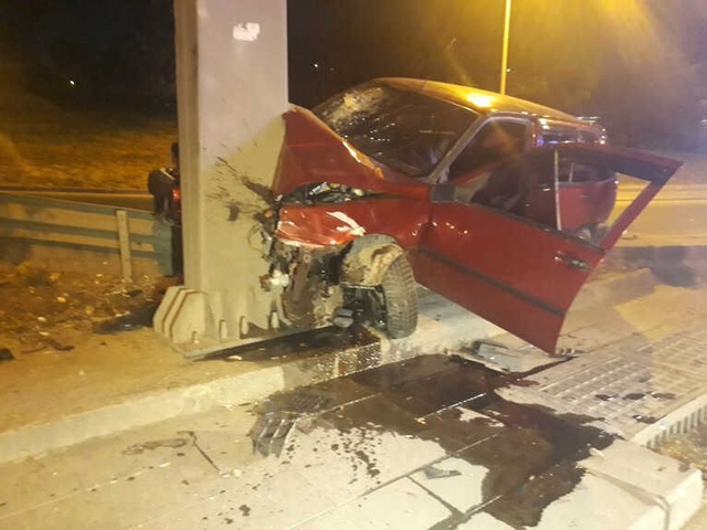 Ankara'da, Kontrolden Çıkarak Direğe Çarpan Otomobil Hurdaya Döndü: 2 Yaralı