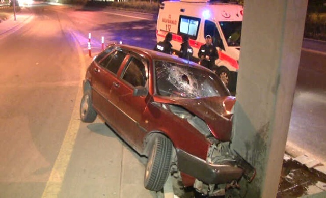 Ankara'da, Kontrolden Çıkarak Direğe Çarpan Otomobil Hurdaya Döndü: 2 Yaralı