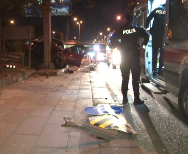 Ankara'da, Kontrolden Çıkarak Direğe Çarpan Otomobil Hurdaya Döndü: 2 Yaralı
