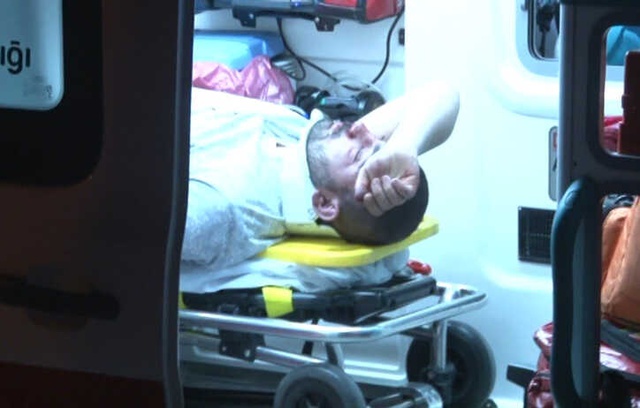 Ankara'da, Kontrolden Çıkarak Direğe Çarpan Otomobil Hurdaya Döndü: 2 Yaralı