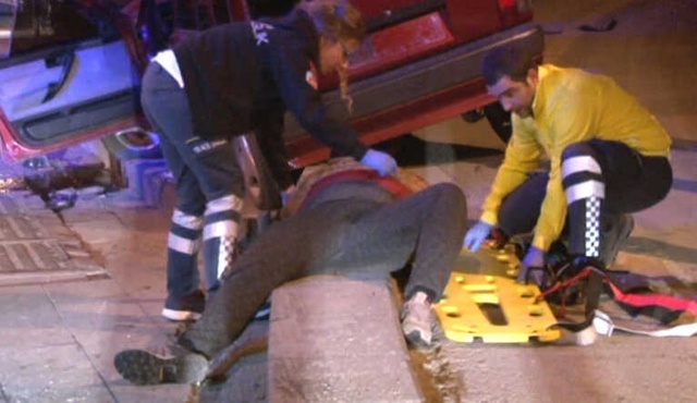Ankara'da, Kontrolden Çıkarak Direğe Çarpan Otomobil Hurdaya Döndü: 2 Yaralı