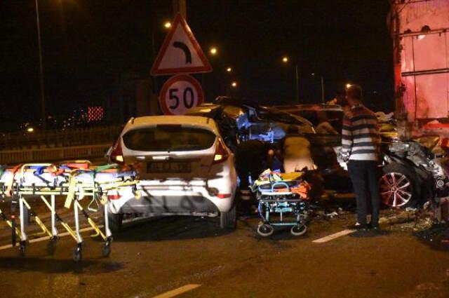 İzmir'de, Aynı Yerde Peş Peşe Kaza; 1 Ölü, 4 Yaralı