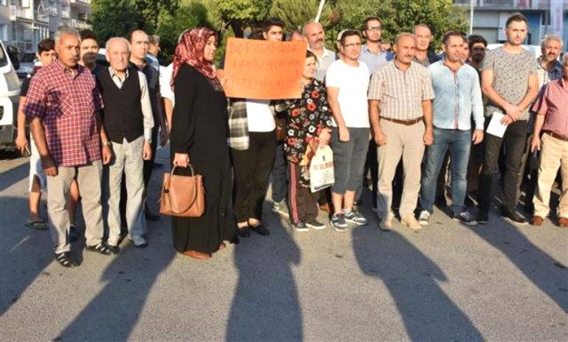 İzmir'de, Balkona Çıplak Çıkan Kızlı Erkekli Vatandaşları Gören Mahalleli Sokağa Döküldü