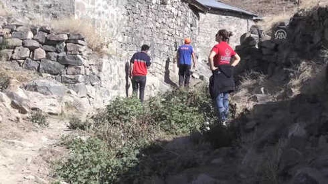Kars'ta Kaybolan 9 Yaşındaki Kız Çocuğunun Annesi Konuştu: Ne Olursunuz Çocuğumu Bulun Getirin