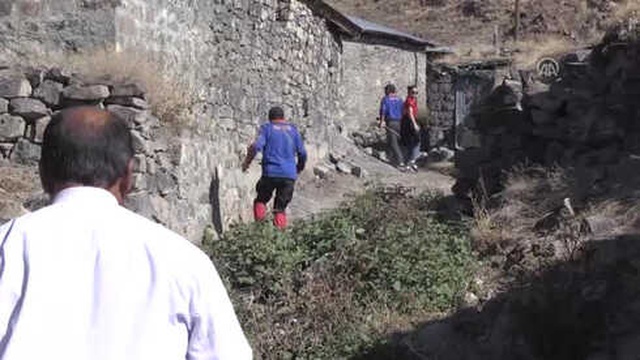 Kars'ta Kaybolan 9 Yaşındaki Kız Çocuğunun Annesi Konuştu: Ne Olursunuz Çocuğumu Bulun Getirin