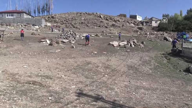 Kars'ta Kaybolan 9 Yaşındaki Kız Çocuğunun Annesi Konuştu: Ne Olursunuz Çocuğumu Bulun Getirin