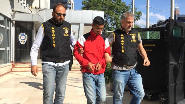 Bursa'da, Kendisine Çarpıp Kaçan Aracı Bulamayan Genç Ona Benzeyen Arabaları Ateşe Verdi