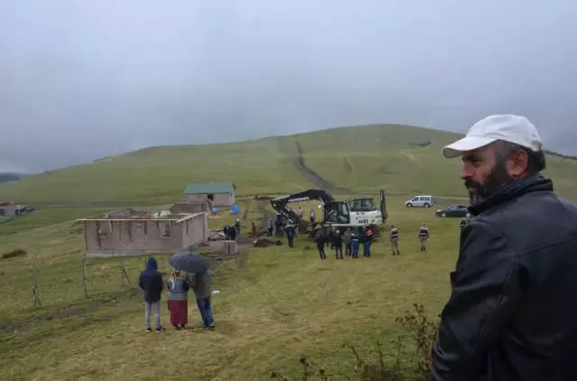 Trabzon'da Kaçak Yapılar, Belediye Ekipleri Tarafından Yerle Bir Edildi