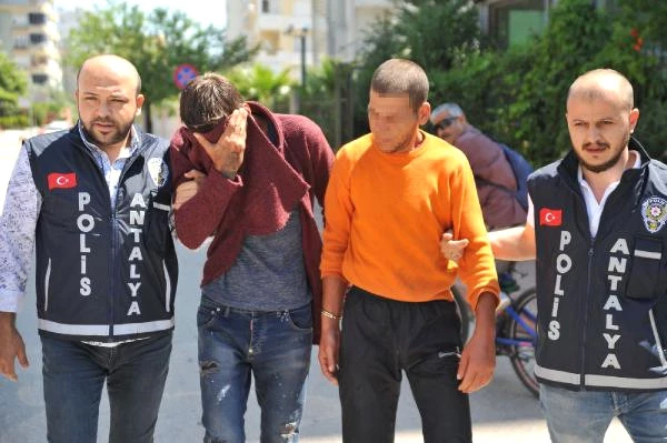 Antalya'da, Eşcinsel İlişkiyi Reddeden Öğretmeni Öldüren 2 Cani, Kanlı Elbiselerle Bara Gitmiş