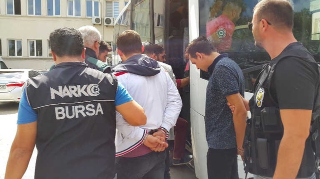 Uyuşturucu Tacirleri, Okuldaki Öğrencilere Satacakları Haplarla Yakalandılar