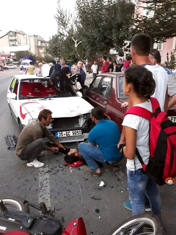 Otomobilin Çarptığı Motosiklette Bulunan Kadın Yolcu, Uçarak Aracın Tavanına Düştü