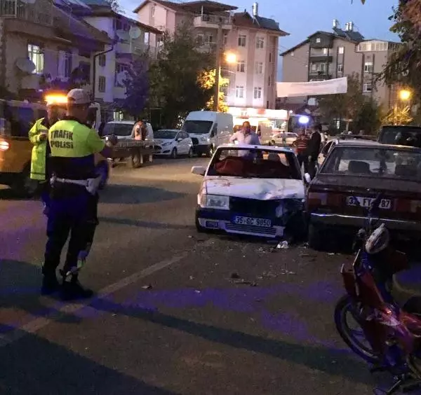 Otomobilin Çarptığı Motosiklette Bulunan Kadın Yolcu, Uçarak Aracın Tavanına Düştü