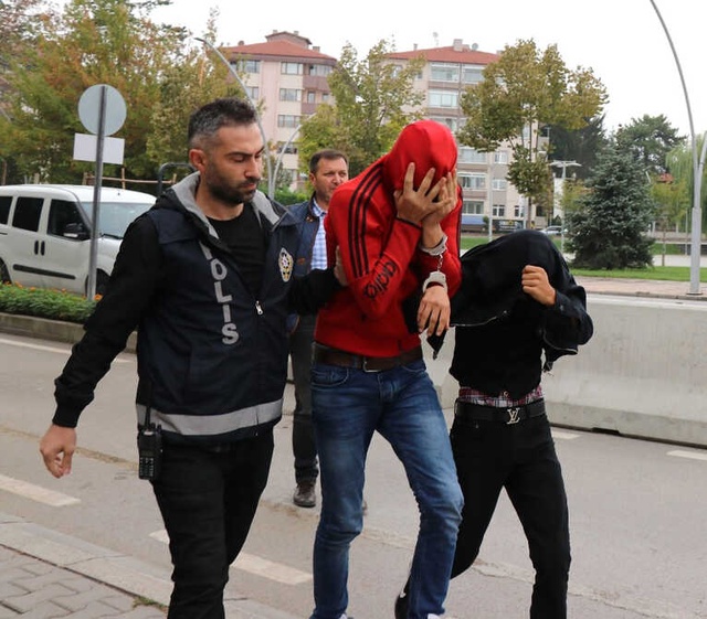Adliyeye Girerken